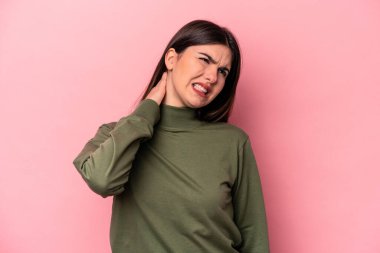 Genç, beyaz bir kadın pembe arka planda izole edilmiş. Durağan yaşam tarzından dolayı boyun ağrısı çekiyor..