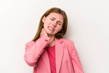 Beyaz arka planda izole edilmiş genç bir Rus kadın sabit yaşam tarzından dolayı boyun ağrısı çekiyor..