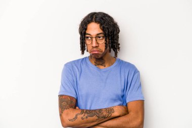 Beyaz arka planda izole edilmiş genç Afrikalı Amerikalı adam tekrarlanan bir görevden bıktı..