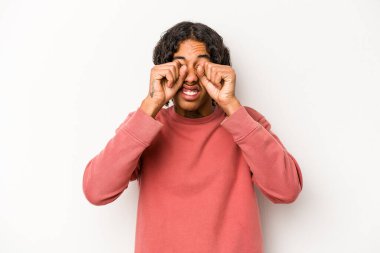 Genç Afrikalı Amerikalı, beyaz arka planda yalnız başına sızlanıyor ve ağlıyordu..