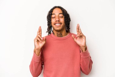 Genç Afrikalı Amerikalı adam beyaz arka planda izole edilmiş şans diliyor.