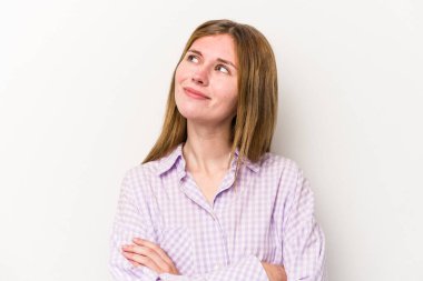 Beyaz arka planda izole edilmiş genç Rus kadın hedeflere ve amaçlara ulaşma hayali kuruyor.