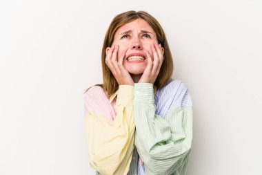 Beyaz arka planda, ağlayan ve sızlanan genç bir Rus kadın var..