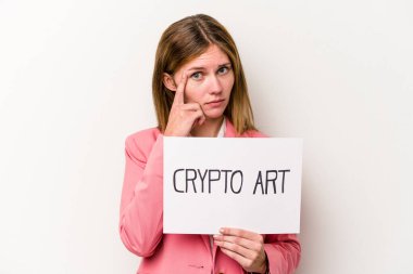 Genç bir İngiliz iş kadını elinde şifreli bir para levhası tutuyor beyaz arka planda izole edilmiş, parmağıyla tapınağı işaret ediyor, düşünüyor, bir göreve odaklanıyor..