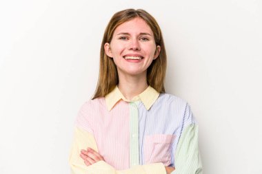 Beyaz arka planda izole edilmiş genç bir Rus kadın, kendinden emin, kararlılıkla kollarını kavuşturuyor..