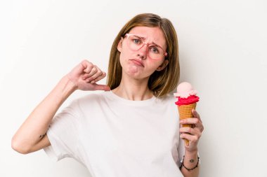 Beyaz arka planda izole edilmiş dondurma tutan genç bir İngiliz kadın gururlu ve kendinden emin hissediyor, örnek olarak..