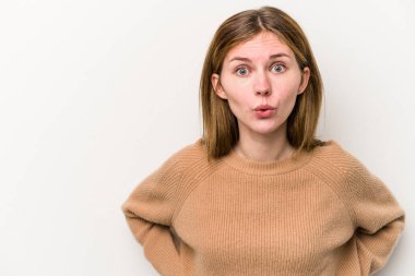 Beyaz arka planda izole edilmiş genç bir Rus kadın gördüğü bir şey yüzünden şoka uğruyor..