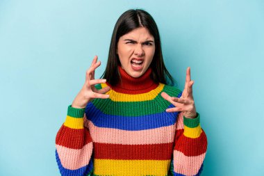 Mavi arka planda izole edilmiş beyaz bir kadın öfkeyle bağırıyor..