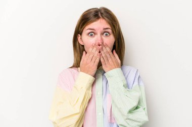 Beyaz arka planda izole edilmiş genç bir Rus kadın şok olmuş, ağzı ellerle kaplanmış, yeni bir şey keşfetmeye hevesli..