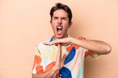 Beyazlı genç bir adam bej arka planda izole edilmiş..