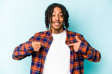 Genç Afro-Amerikan adam mavi arka planda izole edildi..