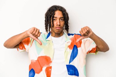 Beyaz arka planda izole edilmiş genç Afro-Amerikan bir adam hoşlanmadığı bir hareket sergiliyor. Anlaşmazlık konsepti.