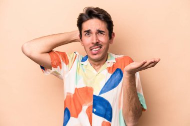 Beyazlı genç adam bej arka planda izole edilmiş öfkeyle bağırıyor..