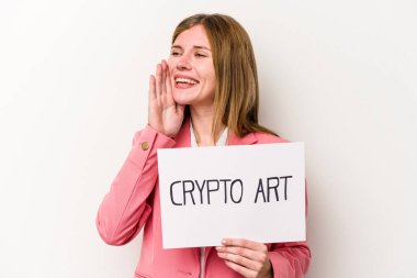 Beyaz arka planda izole edilmiş kripto para levhası tutan genç bir İngiliz iş kadını bağırıyor ve avuç içini açık tutuyordu..