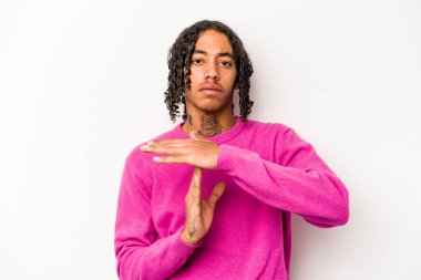 Beyaz arka planda izole edilmiş genç Afro-Amerikan bir jest gösteriyor..