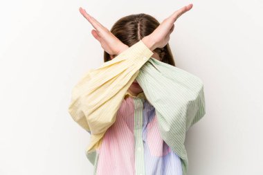 Beyaz arka planda izole edilmiş genç Rus kadın iki kolu çapraz tutuyor, inkar kavramı.