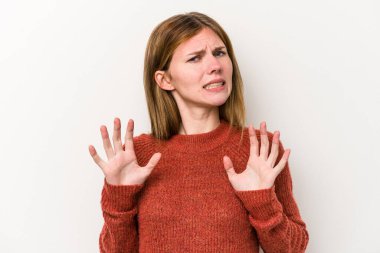 Beyaz arka planda izole edilmiş genç bir Rus kadın tiksinti belirtisi gösteren birini reddediyor..