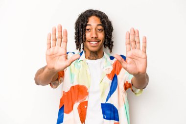 Beyaz arka planda izole edilmiş genç Afrikalı Amerikalı adam on numarayı elleriyle gösteriyor..