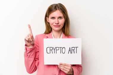 Genç İngiliz iş kadını elinde şifreli bir para levhası tutuyor. Beyaz arka planda izole edilmiş. Parmak izi bir numara..