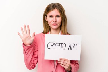 Beyaz arka planda izole edilmiş kripto para levhası tutan genç İngiliz iş kadını gülümseyerek beş numarayı parmaklarıyla gösteriyor..