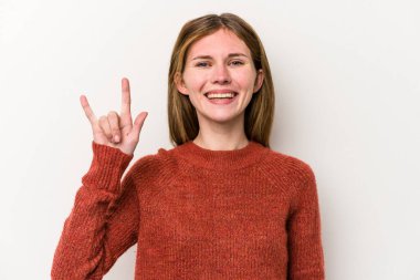 Beyaz arka planda izole edilmiş genç Rus kadın boynuzlarını devrim konsepti olarak gösteriyor..