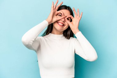 Mavi arka planda izole edilmiş beyaz bir kadın gözlerinde sorun olmadığını gösteriyor.