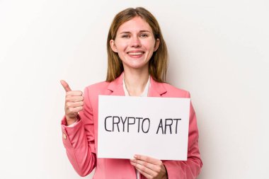 Beyaz arka planda izole edilmiş şifreli bir para levhası tutan genç İngiliz iş kadını gülümsüyor ve başparmağını kaldırıyor.