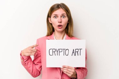 Beyaz arka planda izole edilmiş şifreli bir para levhası tutan genç İngiliz iş kadını.