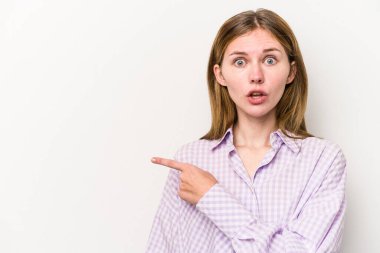 Beyaz arka planda izole edilmiş genç bir Rus kadın.