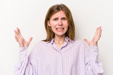 Beyaz arka planda izole edilmiş genç bir Rus kadın gökyüzüne haykırıyor, yukarı bakıyor, hayal kırıklığına uğramış..