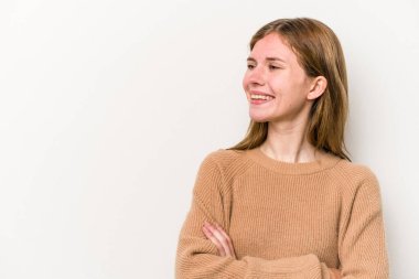 Beyaz arka planda izole edilmiş genç bir Rus kadın. Kollarını kavuşturarak gülümsüyor..