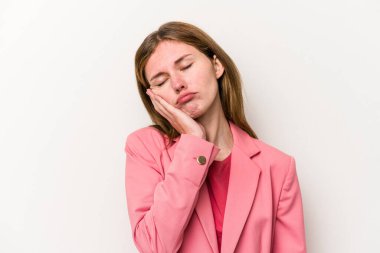 Beyaz arka planda izole edilmiş genç bir Rus kadın. Sıkılmış, yorgun ve dinlenmeye ihtiyacı var..