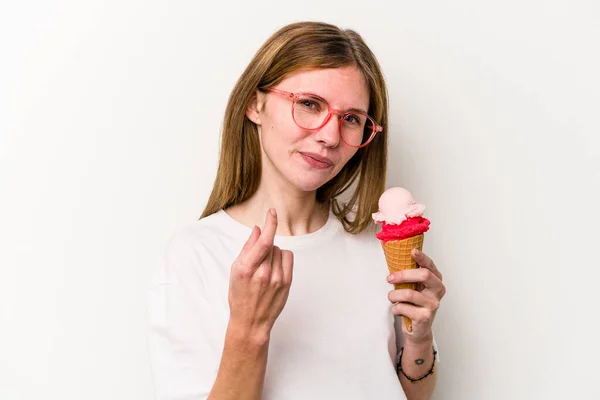 Joven Inglesa Sosteniendo Helado Aislado Sobre Fondo Blanco Apuntándote Con —  Fotos de Stock