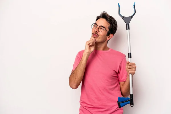 Jonge Blanke Man Met Een Vuilnisophaler Geïsoleerd Witte Achtergrond Kijken — Stockfoto