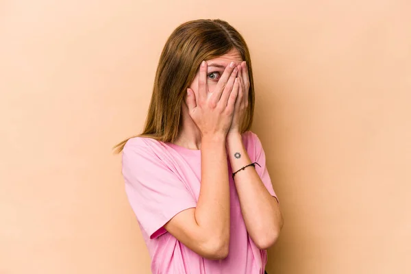 Jong Engels Vrouw Geïsoleerd Beige Achtergrond Knipperen Door Vingers Bang — Stockfoto