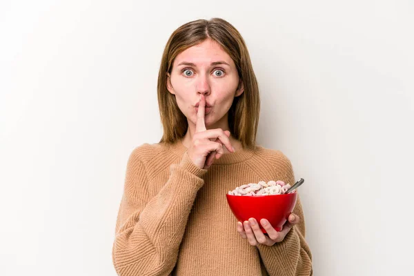 Jovem Inglesa Comendo Cereais Isolados Fundo Branco Mantendo Segredo Pedindo — Fotografia de Stock