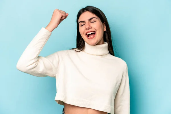 Giovane Donna Caucasica Isolata Sfondo Blu Che Celebra Una Vittoria — Foto Stock