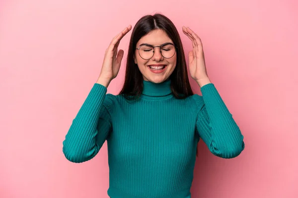 Mulher Caucasiana Jovem Isolado Fundo Rosa Alegre Rindo Muito Conceito — Fotografia de Stock