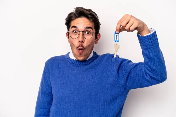 Jovem Caucasiano Segurando Chaveiro Isolado Fundo Branco — Fotografia de Stock