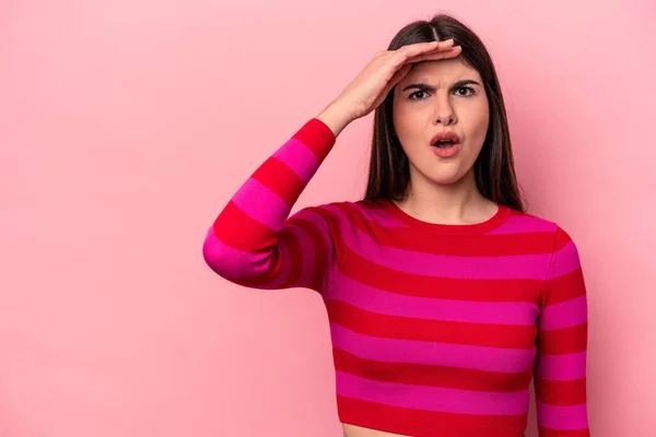 Jeune Femme Caucasienne Isolée Sur Fond Rose Regardant Loin Gardant — Photo