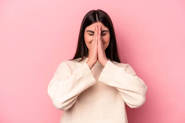 Mulher Branca Jovem Isolado Fundo Rosa Mãos Dadas Rezar Perto — Fotografia de Stock