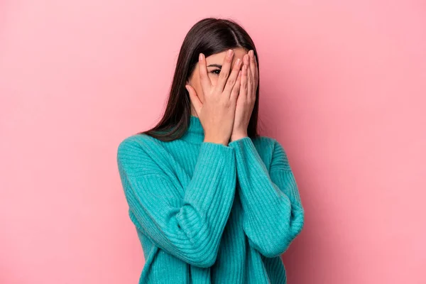 Mujer Joven Caucásica Aislada Sobre Fondo Rosa Parpadea Través Los —  Fotos de Stock