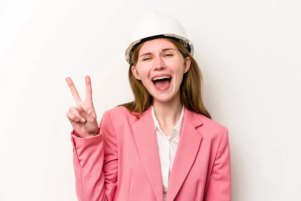 年轻的英国女建筑师 头戴安全帽 背景白色 快乐无忧无虑 手握和平象征 — 图库照片