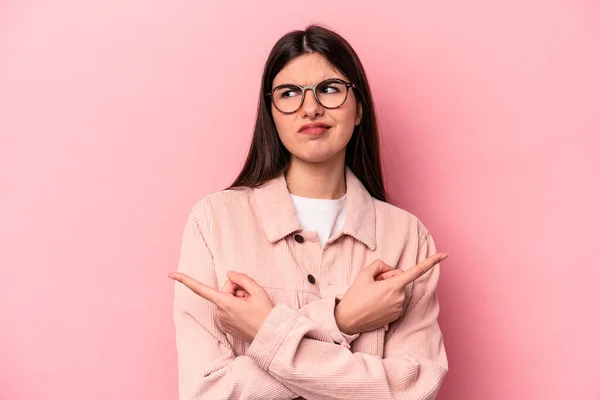 Pembe Arka Plan Noktalarında Izole Edilmiş Genç Beyaz Kadın Iki — Stok fotoğraf