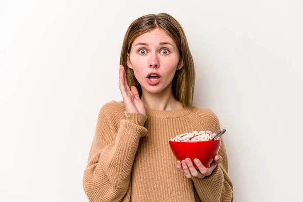 Jovem Inglesa Comendo Cereais Isolados Fundo Branco Surpreso Chocado — Fotografia de Stock