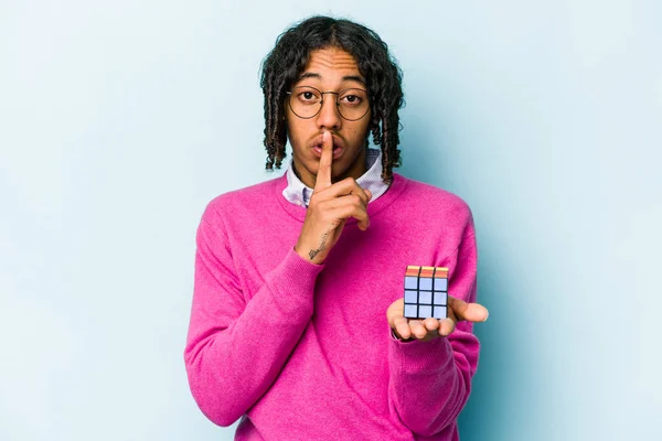 Junger Afroamerikanischer Mann Hält Einen Rubiks Würfel Isoliert Auf Blauem — Stockfoto