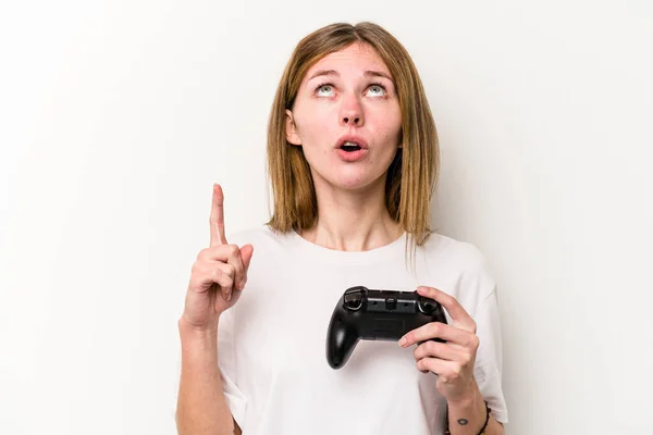 Mladá Anglická Žena Hraje Ovladačem Videohry Izolované Bílé Pozadí Ukazuje — Stock fotografie