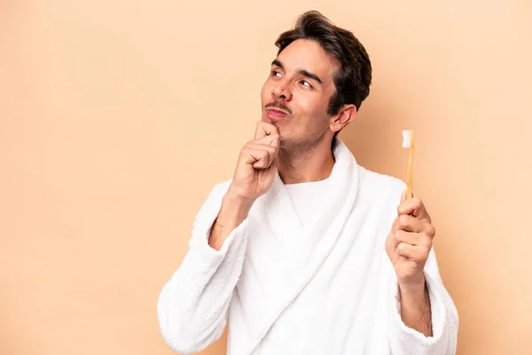 Jeune Homme Caucasien Portant Peignoir Tenant Une Brosse Dents Isolée — Photo