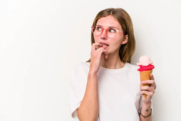 Joven Mujer Inglesa Sosteniendo Helado Aislado Sobre Fondo Blanco Relajado —  Fotos de Stock