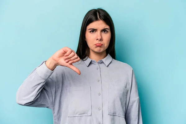 Mulher Caucasiana Jovem Isolado Fundo Azul Mostrando Gesto Desgosto Polegares — Fotografia de Stock